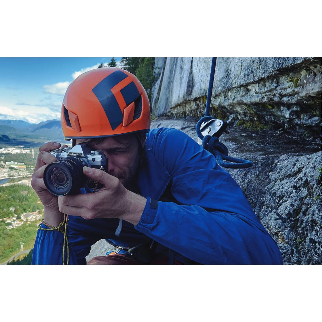 Silver Mirrorless Camera with Lens P14178