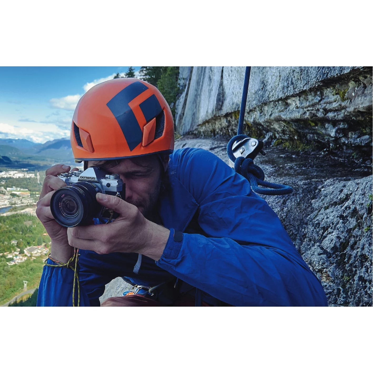 Silver Mirrorless Camera with Lens P14178